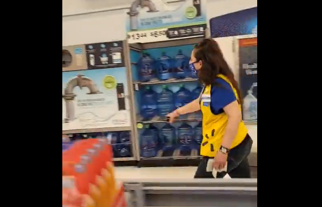 White Woman Loses Job at an Ohio Walmart After Falsely Accusing a Black Woman of Stealing at Self-Checkout, Company Issues Apology White Woman Loses Job at an Ohio Walmart After Falsely Accusing a Black Woman of Stealing at Self-Checkout, Company Issues Apology