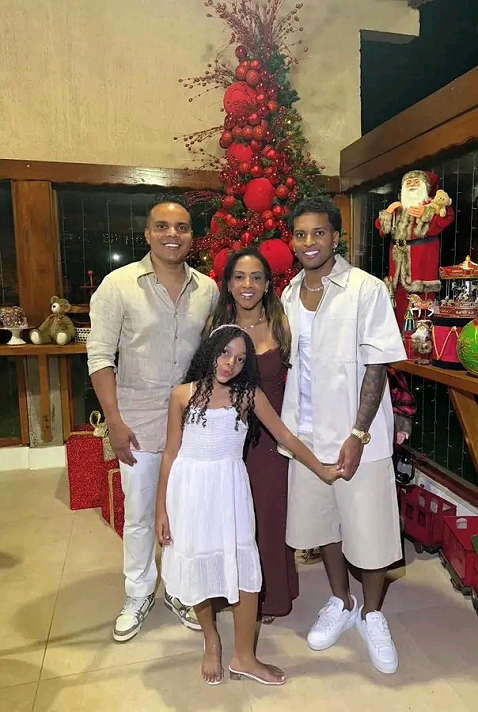 Rodrygo and his family celebrating Christmas 🎄